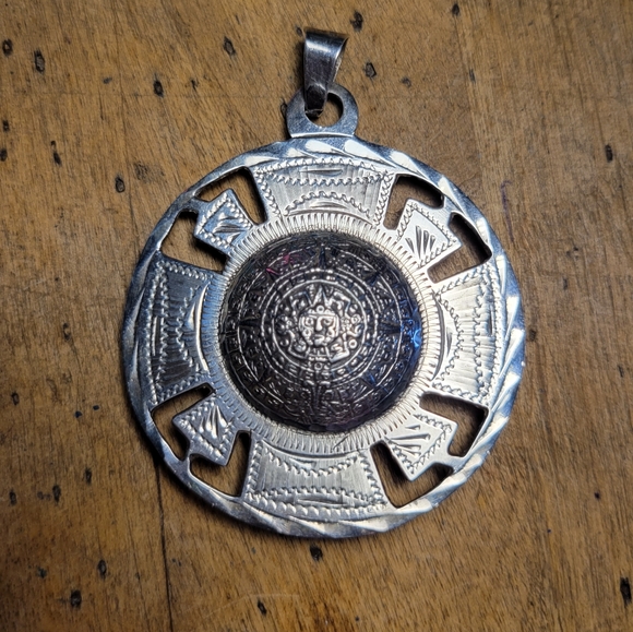 Sterling silver vintage Mayan calendar pendant - Picture 8 of 9